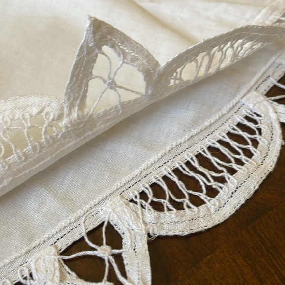 White cotton Batternburg lace round 66” in diameter tablecloth - Picture 5 of 5